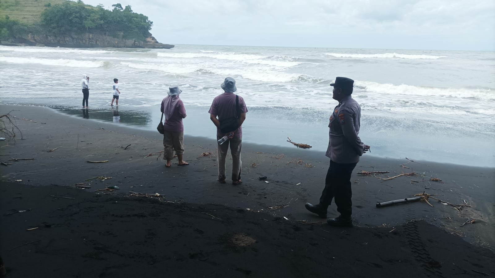 Layanan Pengamanan Polres Blitar Patroli Dialogis di Wisata Pantai Serang Layanan Pengamanan Polres Blitar Patroli Dialogis di Wisata Pantai Serang