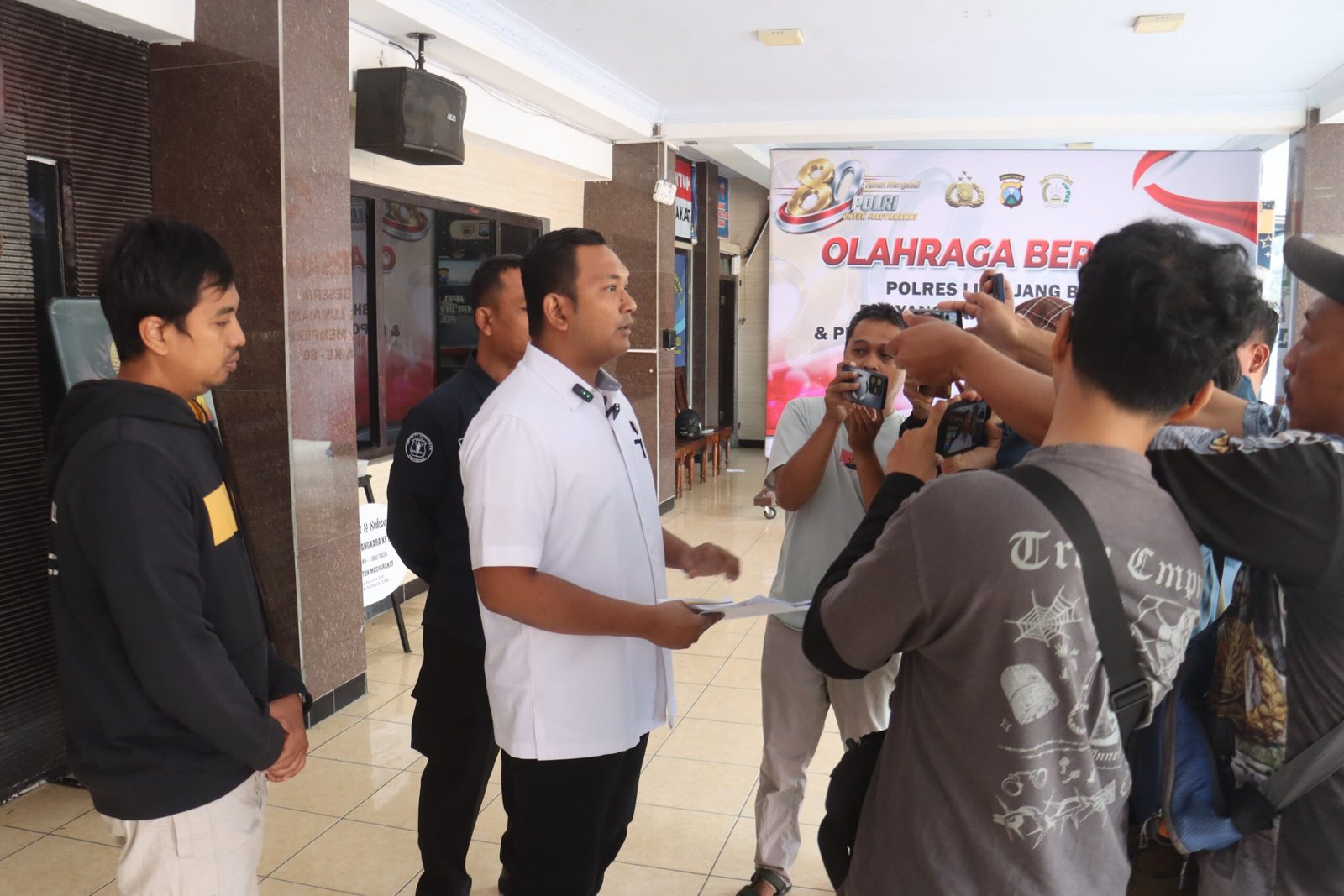 Polres Lumajang Amankan Tersangka Spesialis Pembobol Kafe yang Terekam CCTV Polres Lumajang Amankan Tersangka Spesialis Pembobol Kafe yang Terekam CCTV