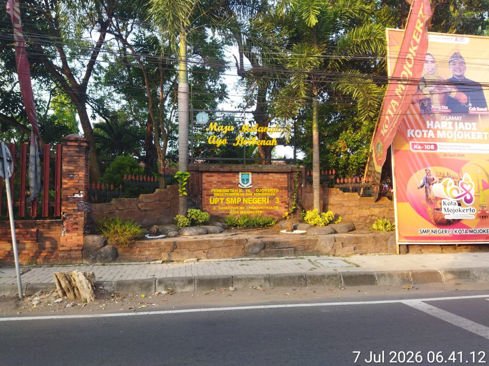 Langgar Permendikbud, Praktik Pungutan Seragam di SMPN 3 Mojokerto Jadi Sorotan LIRA Langgar Permendikbud, Praktik Pungutan Seragam di SMPN 3 Mojokerto Jadi Sorotan LIRA