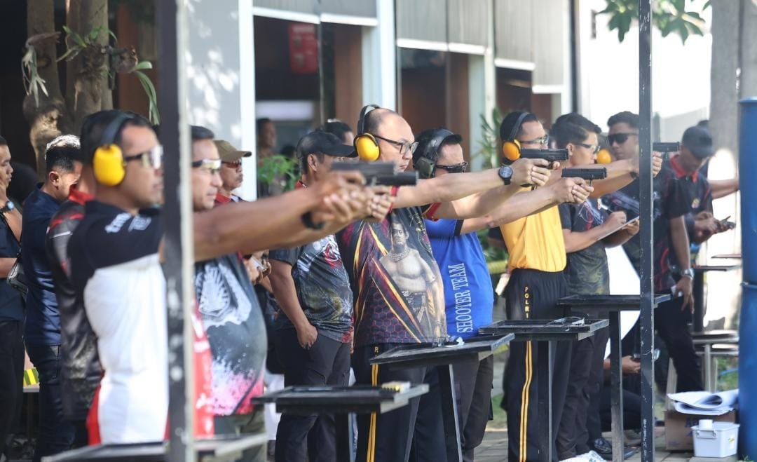 Buka Lomba Menembak Kapolda Jatim Cup 2026, Irjen Pol Nanang Avianto Tekankan Profesionalisme Penggunaan Senjata Api Buka Lomba Menembak Kapolda Jatim Cup 2026, Irjen Pol Nanang Avianto Tekankan Profesionalisme Penggunaan Senjata Api