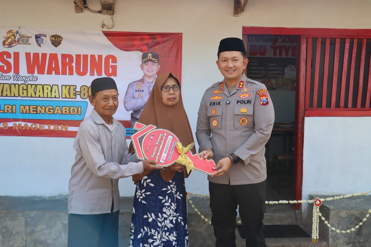 Dukung UMKM, Polres Magetan Renovasi Warung Bu Tiyem di Hari Bhayangkara ke – 80 Dukung UMKM, Polres Magetan Renovasi Warung Bu Tiyem di Hari Bhayangkara ke – 80
