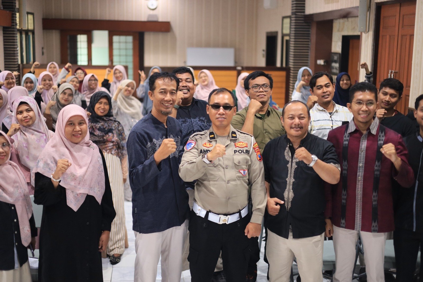 Polantas Menyapa : Polres Gresik Gandeng Guru Tanamkan Budaya Tertib Lalu Lintas Sejak Dini Polantas Menyapa : Polres Gresik Gandeng Guru Tanamkan Budaya Tertib Lalu Lintas Sejak Dini