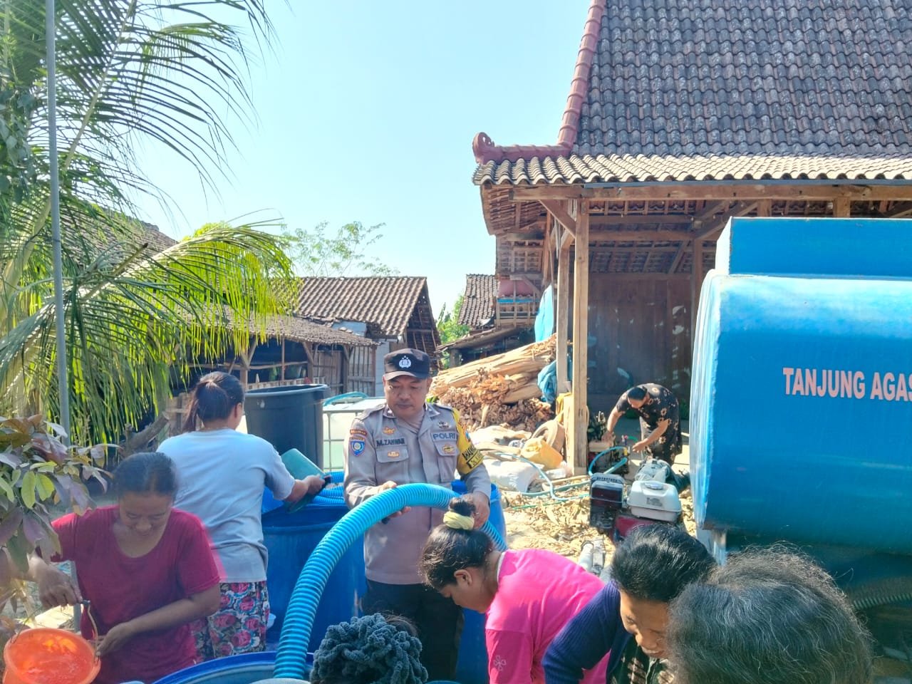 Polres Bojonegoro Salurkan 16 Ribu Liter Air Bersih untuk Warga Terdampak Kemarau di Ngambon Polres Bojonegoro Salurkan 16 Ribu Liter Air Bersih untuk Warga Terdampak Kemarau di Ngambon