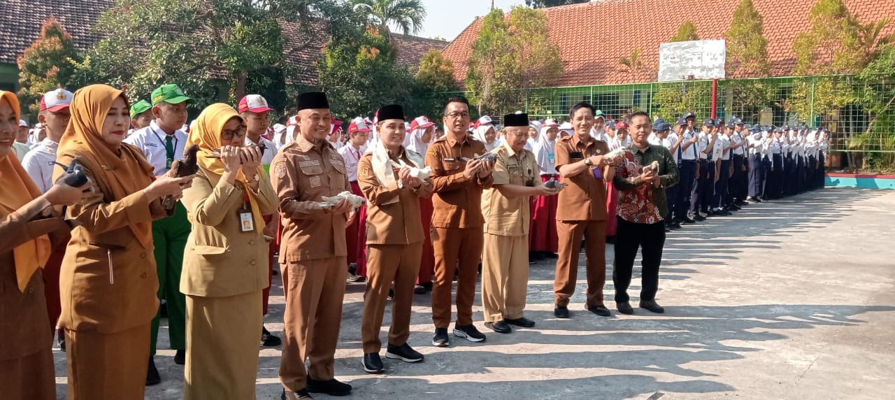 Gus Barra Hadiri MPLS SMPN 1 Sooko, Luncurkan Absensi Digital dan Cek Kesehatan Gratis Bersama Kepala Sekolah Drs. Sutrisno Slamet M.pd Gus Barra Hadiri MPLS SMPN 1 Sooko, Luncurkan Absensi Digital dan Cek Kesehatan Gratis Bersama Kepala Sekolah Drs. Sutrisno Slamet M.pd