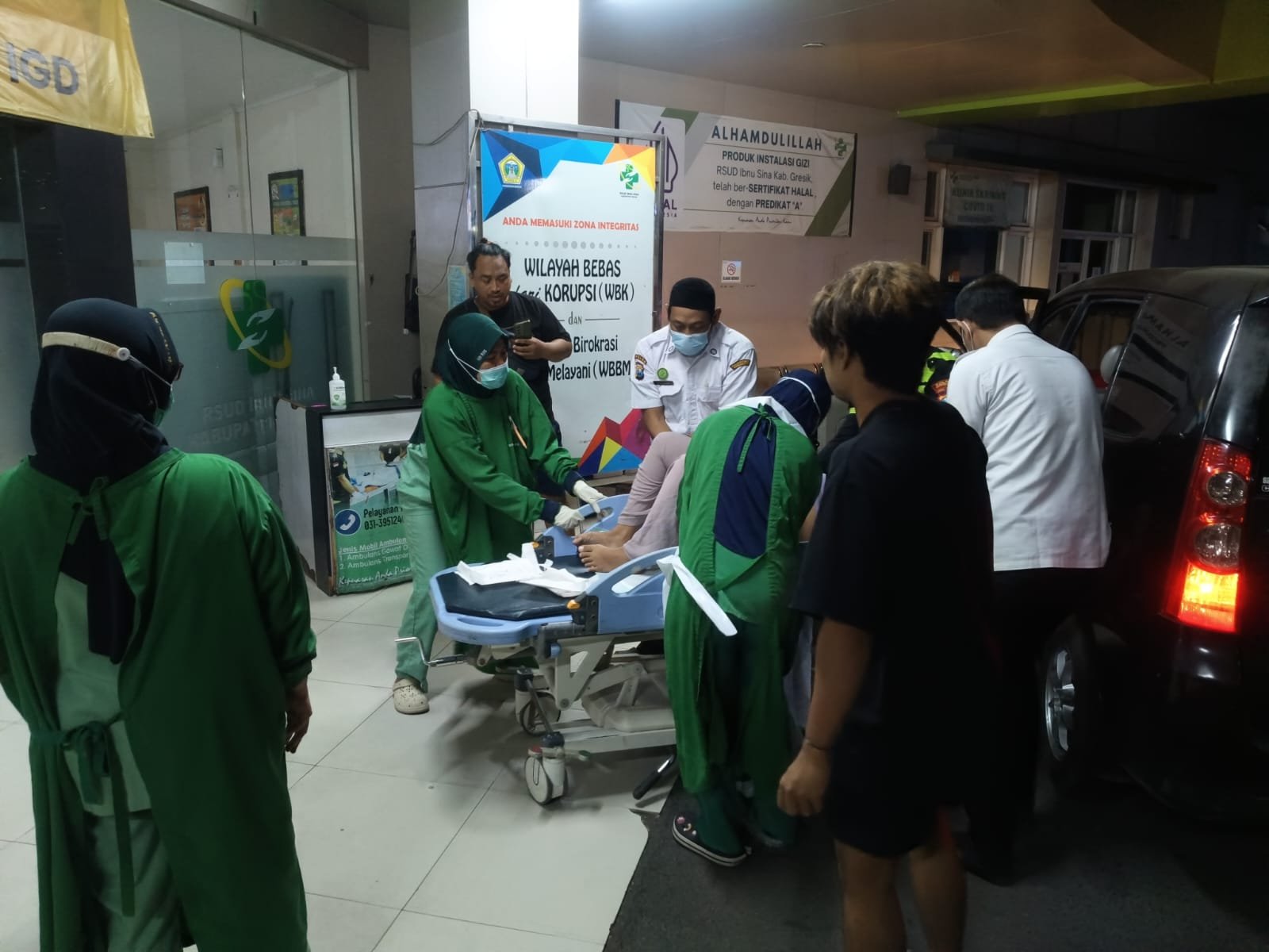 Aksi Heroik Satlantas Polres Gresik Selamatkan Wanita yang Hendak Melahirkan Aksi Heroik Satlantas Polres Gresik Selamatkan Wanita yang Hendak Melahirkan