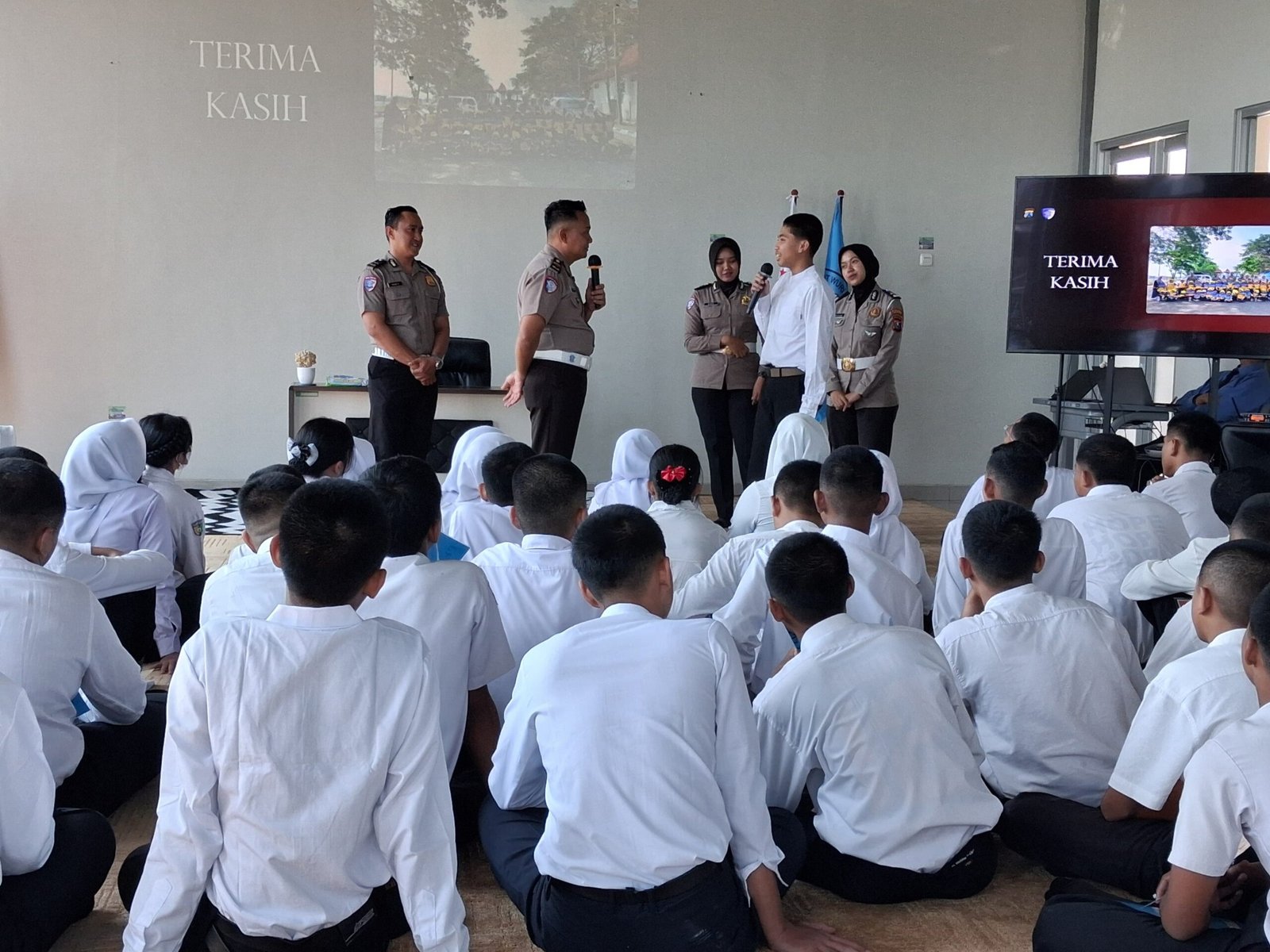 Polres Mojokerto Edukasi Pelajar Tanamkan Budaya Tertib Lalu Lintas dan Cegah Perundungan Polres Mojokerto Edukasi Pelajar Tanamkan Budaya Tertib Lalu Lintas dan Cegah Perundungan