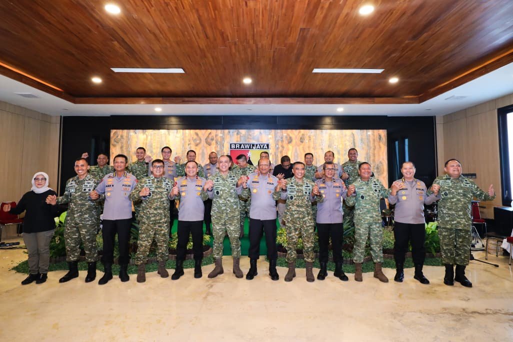 Kapolda Jatim dan Pangdam V/Brawijaya Perkuat Sinergi “Jogo Jatim” Demi Stabilitas dan Kesejahteraan Masyarakat Kapolda Jatim dan Pangdam V/Brawijaya Perkuat Sinergi “Jogo Jatim” Demi Stabilitas dan Kesejahteraan Masyarakat