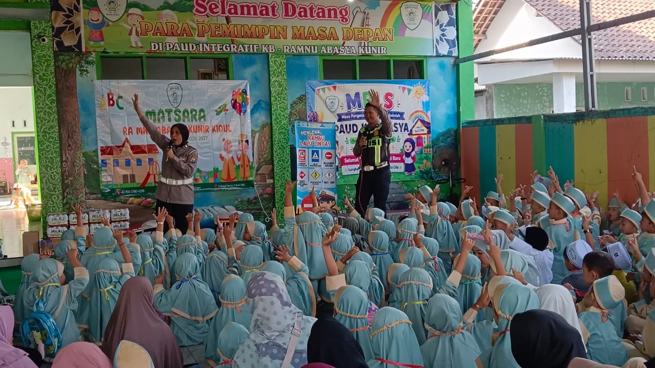 Polsanak: Polres Lumajang Tanamkan Budaya Tertib Lalu Lintas kepada Anak Sejak Usia Dini Polsanak: Polres Lumajang Tanamkan Budaya Tertib Lalu Lintas kepada Anak Sejak Usia Dini