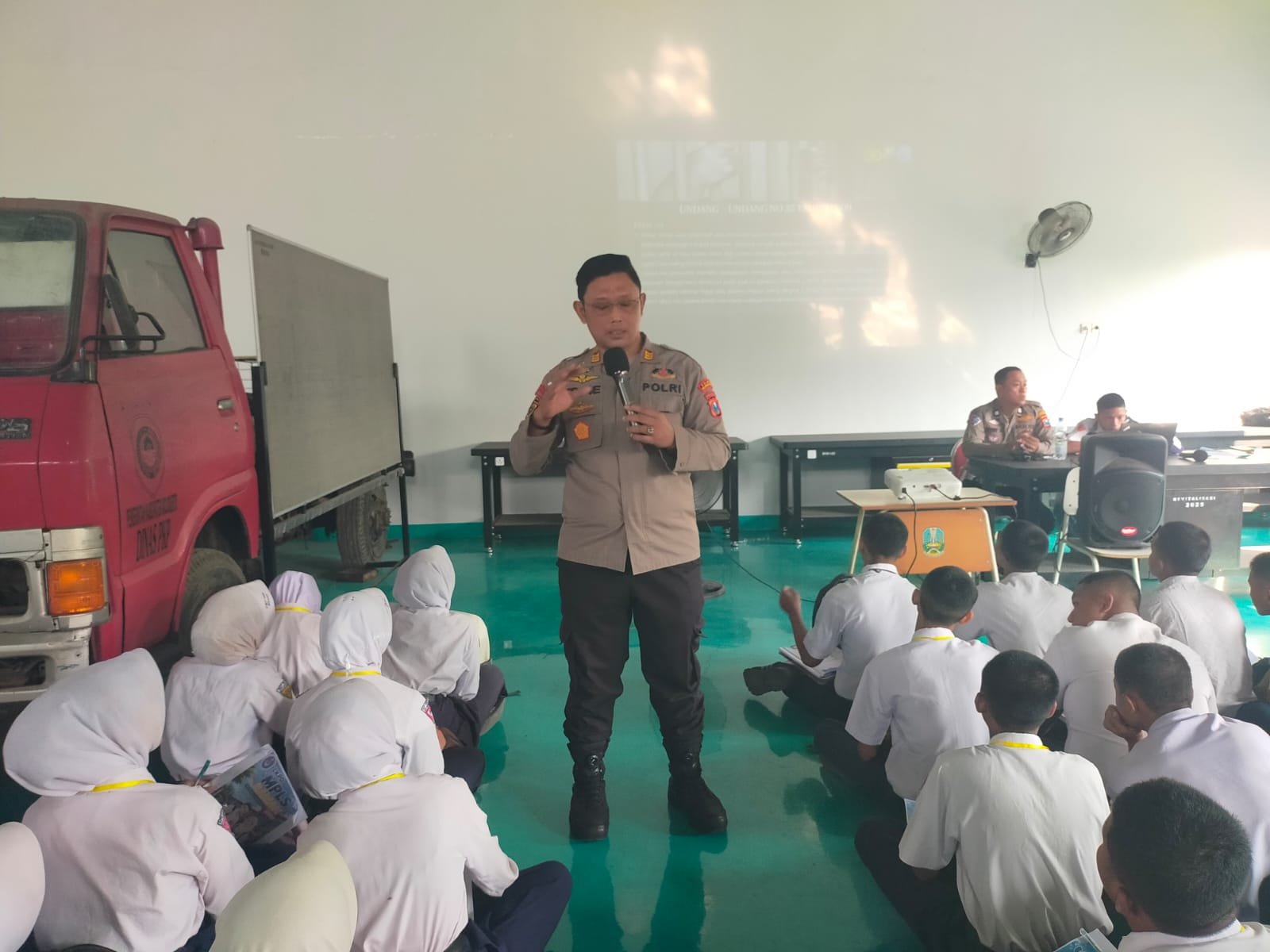 Polsek Jetis Polres Mojokerto Kota Hadir di MPLS: Menanamkan Kesadaran Safety Riding, Bahaya NAPZA, dan Stop Bullying Polsek Jetis Polres Mojokerto Kota Hadir di MPLS: Menanamkan Kesadaran Safety Riding, Bahaya NAPZA, dan Stop Bullying
