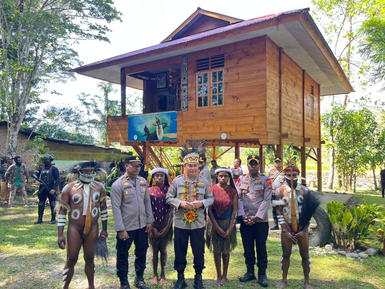 Astamaops Kapolri Berbagi Semangat Belajar Bersama Anak-Anak Papua di Pusat Olah Seni Wesaput Astamaops Kapolri Berbagi Semangat Belajar Bersama Anak-Anak Papua di Pusat Olah Seni Wesaput