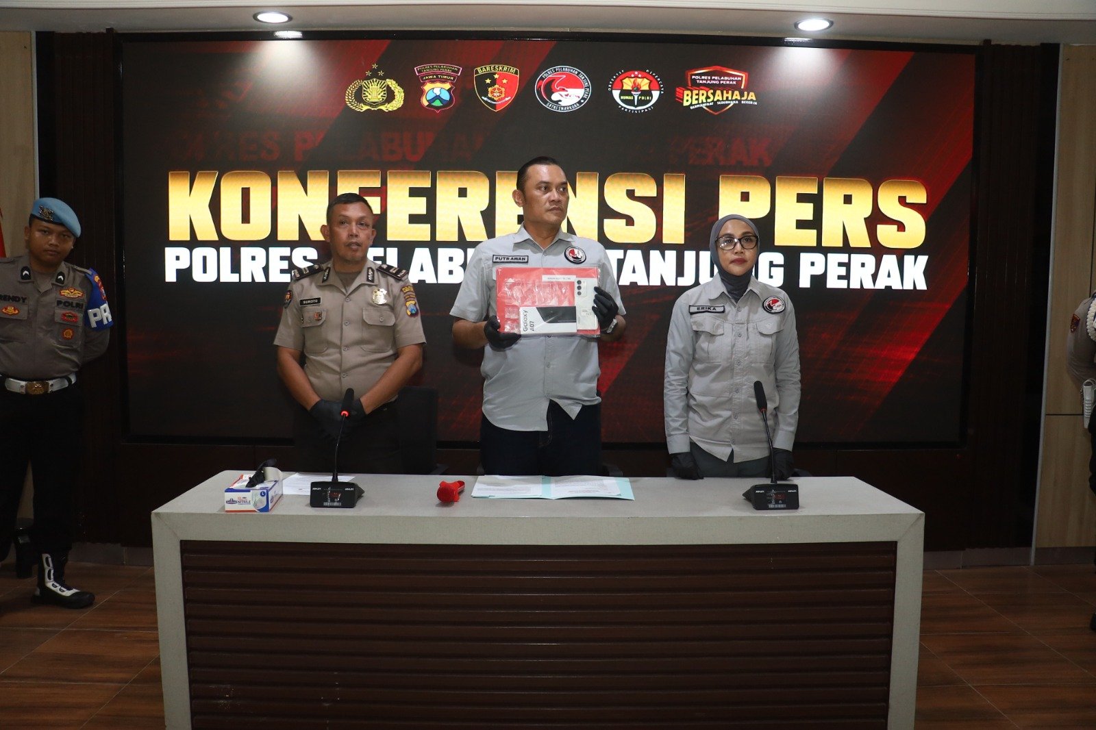 Polres Pelabuhan Tanjungperak Bongkar Jaringan Sabu, Kurir Gunakan Aplikasi Zangi Diamankan Polres Pelabuhan Tanjungperak Bongkar Jaringan Sabu, Kurir Gunakan Aplikasi Zangi Diamankan