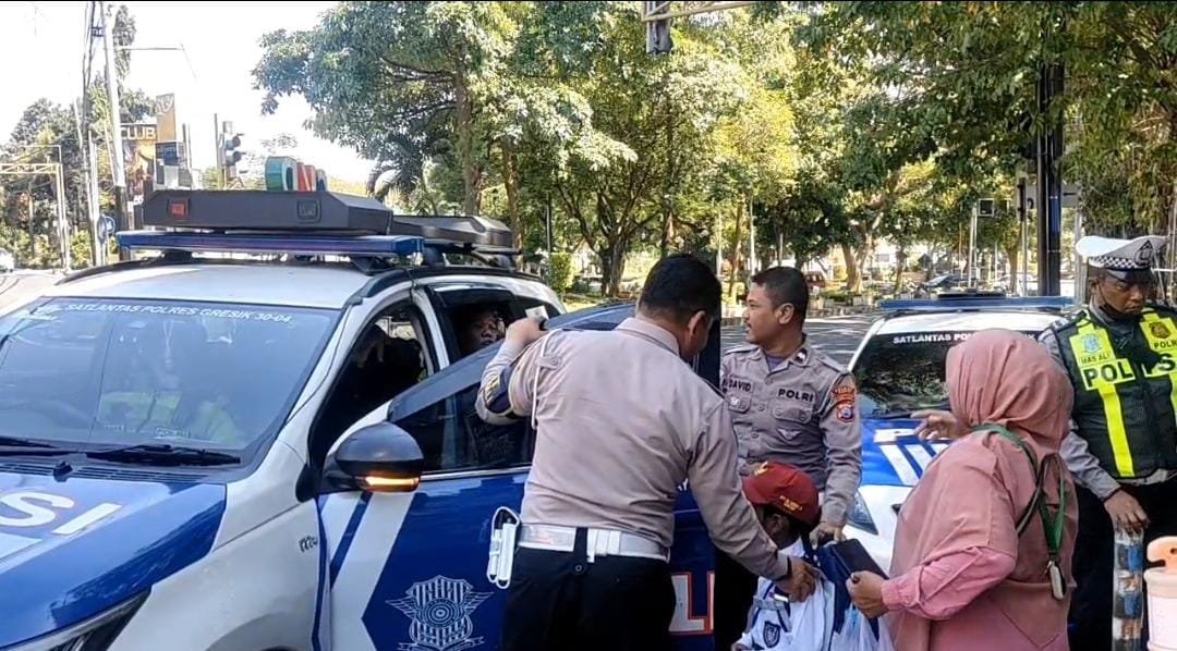 Diantar Polisi, Bocah SD di Gresik yang Tersesat Jalan Pulang Akhirnya Bertemu Orang Tuanya Diantar Polisi, Bocah SD di Gresik yang Tersesat Jalan Pulang Akhirnya Bertemu Orang Tuanya