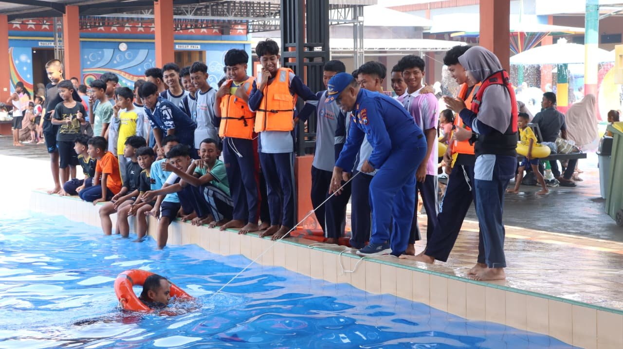 Satpolairud Polres Lamongan Bekali Santri Keterampilan Berenang dan Penyelamatan di Perairan Satpolairud Polres Lamongan Bekali Santri Keterampilan Berenang dan Penyelamatan di Perairan