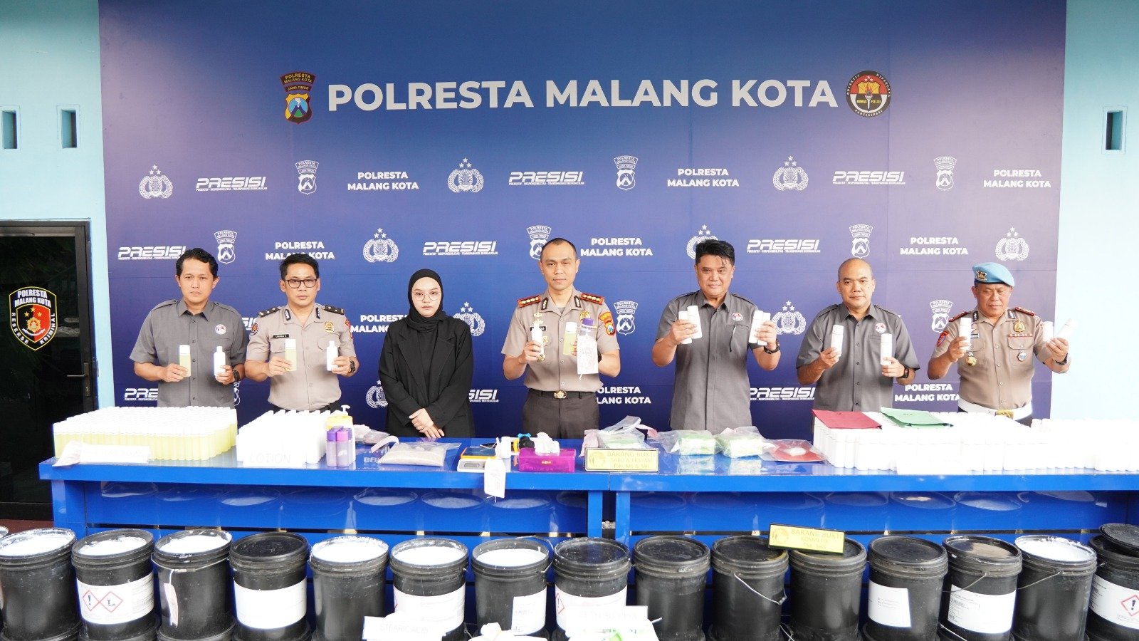 Polresta Malang Kota Bongkar Peredaran Kosmetik Ilegal Omzet Tembus Rp.100 Juta Polresta Malang Kota Bongkar Peredaran Kosmetik Ilegal Omzet Tembus Rp.100 Juta