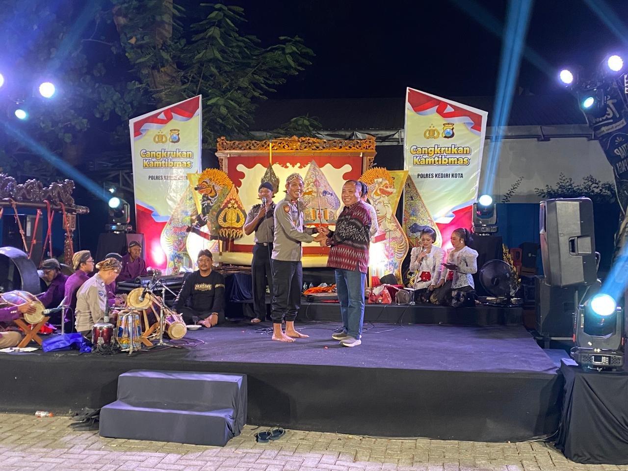 Gelar Wayang Cangkrukan, Polres Kediri Kota Edukasi Kamtibmas Lewat Seni Budaya Gelar Wayang Cangkrukan, Polres Kediri Kota Edukasi Kamtibmas Lewat Seni Budaya