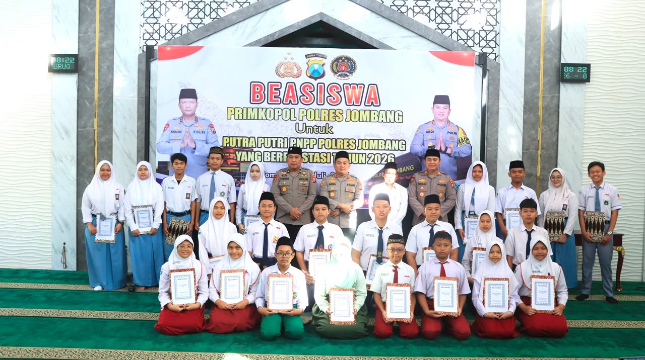 Kapolres Jombang Serahkan Beasiswa kepada Putra-Putri Pegawai Negeri Pada Polri Berprestasi Kapolres Jombang Serahkan Beasiswa kepada Putra-Putri Pegawai Negeri Pada Polri Berprestasi