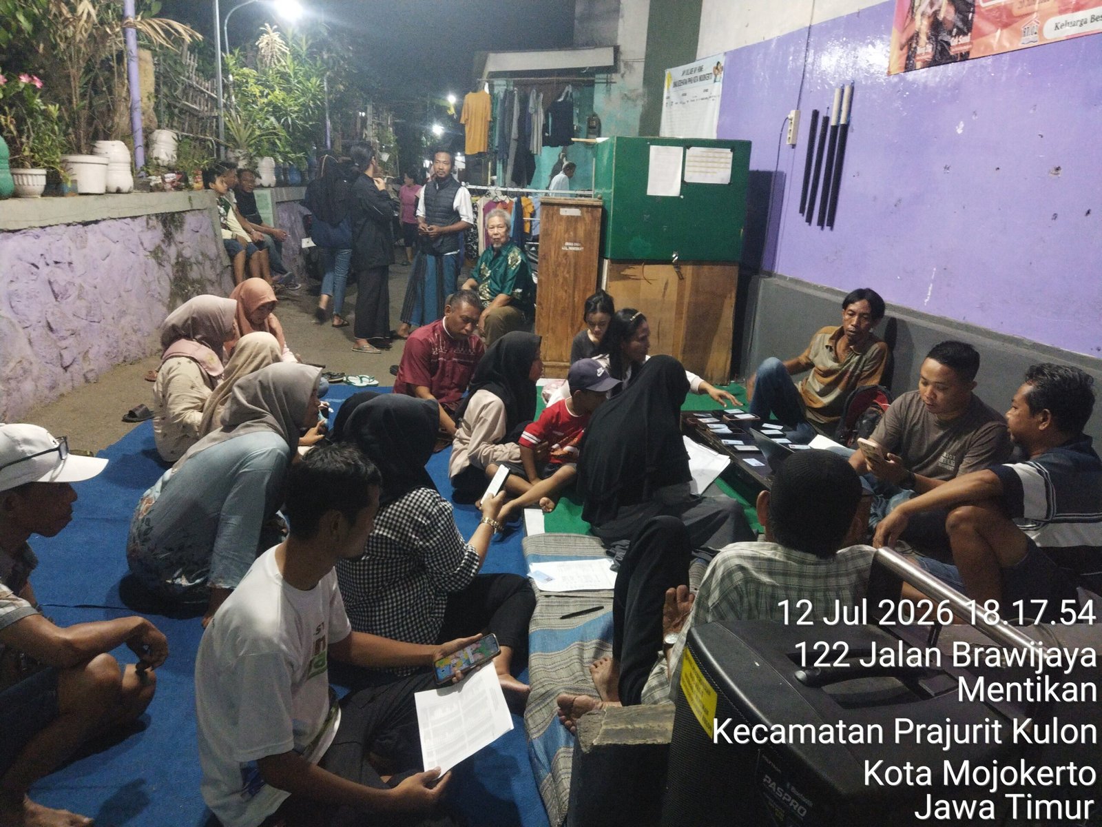 Warga Mentikan Gang Tanggul Antusias Hadiri Aktivasi IKD dan Perlinsos Kolektif, Dibantu Petugas Kelurahan Warga Mentikan Gang Tanggul Antusias Hadiri Aktivasi IKD dan Perlinsos Kolektif, Dibantu Petugas Kelurahan