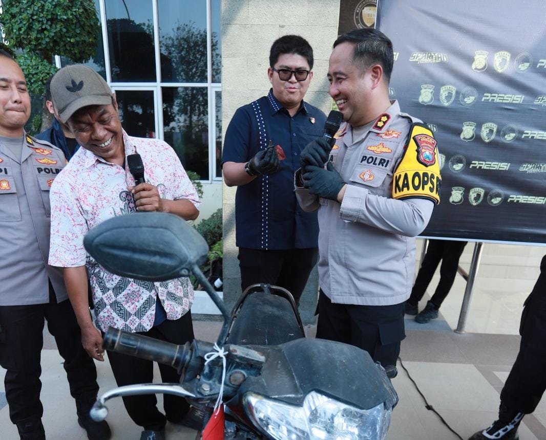 Polres Gresik Ungkap Curanmor, Seorang Petani Balongpanggang Senang Motornya Kembali Polres Gresik Ungkap Curanmor, Seorang Petani Balongpanggang Senang Motornya Kembali