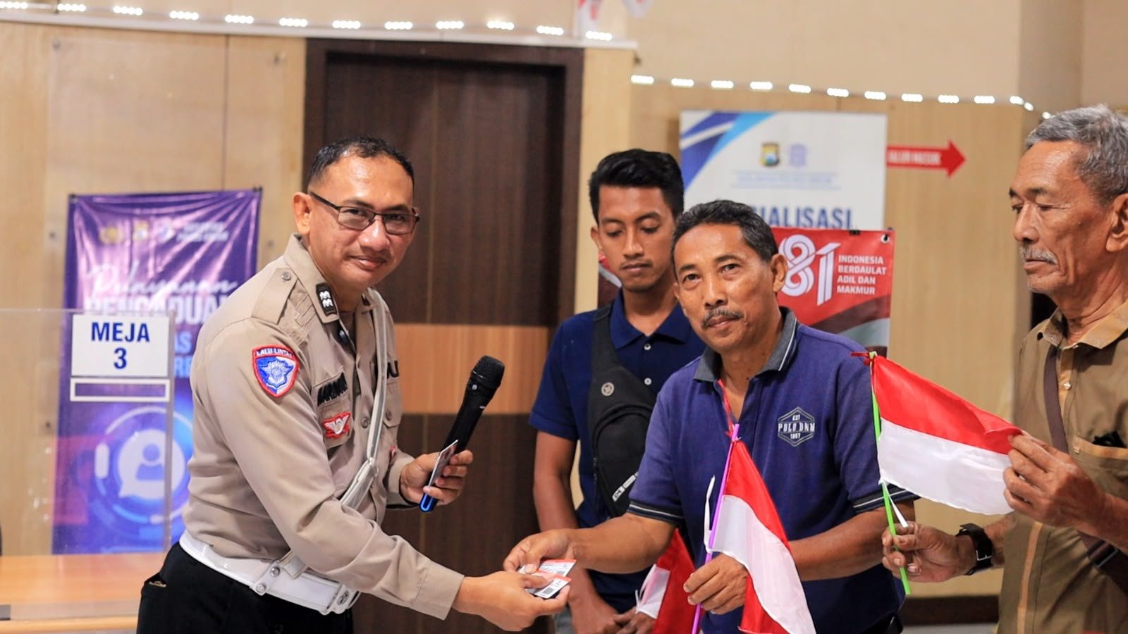Satlantas Polres Gresik Hadiahkan “SIM Gratis” untuk 17 Warga yang Lahir 17 Agustus Satlantas Polres Gresik Hadiahkan “SIM Gratis” untuk 17 Warga yang Lahir 17 Agustus