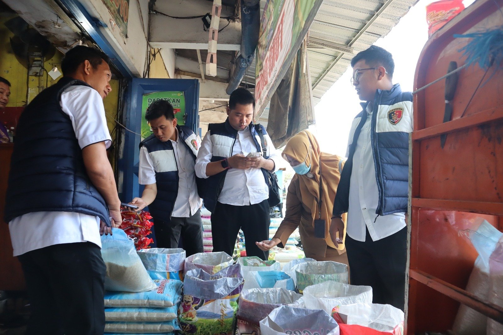 Satgas Pangan Polresta Sidoarjo Sidak Pasar, Pastikan Pasokan Bahan Pokok Aman dan Stabil Satgas Pangan Polresta Sidoarjo Sidak Pasar, Pastikan Pasokan Bahan Pokok Aman dan Stabil