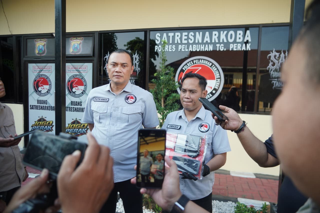 Polres Tanjung Perak Amankan Tersangka Pengedar Sabu asal Madura, 65,51 Gram Narkoba Disita Polres Tanjung Perak Amankan Tersangka Pengedar Sabu asal Madura, 65,51 Gram Narkoba Disita