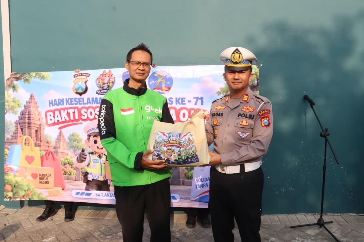 Sambut Hari Lalu Lintas Bhayangkara ke-71,Polres Mojokerto Berbagi Sembako Hingga SIM Gratis untuk Driver Ojol Sambut Hari Lalu Lintas Bhayangkara ke-71,Polres Mojokerto Berbagi Sembako Hingga SIM Gratis untuk Driver Ojol