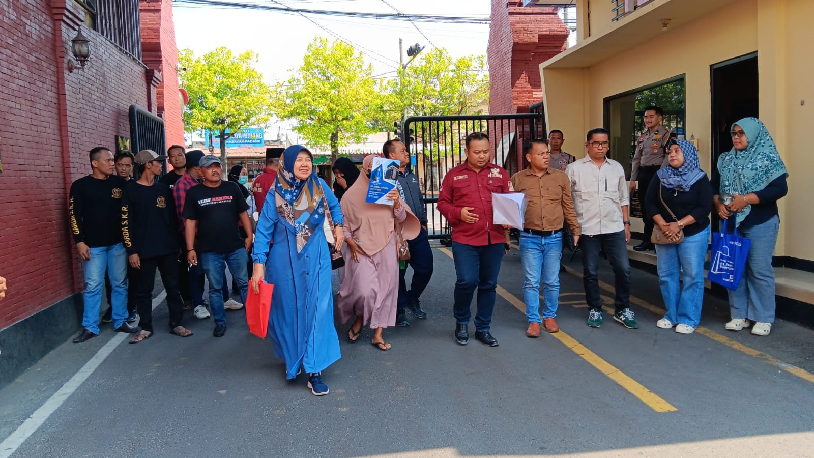 Didampingi YLBH Garda Sakera, Jemaah Laporkan PT Annisa Ahmada Travelindo ke Polres Mojokerto Kota, Kerugian Disebut Rp230 Juta Didampingi YLBH Garda Sakera, Jemaah Laporkan PT Annisa Ahmada Travelindo ke Polres Mojokerto Kota, Kerugian Disebut Rp230 Juta
