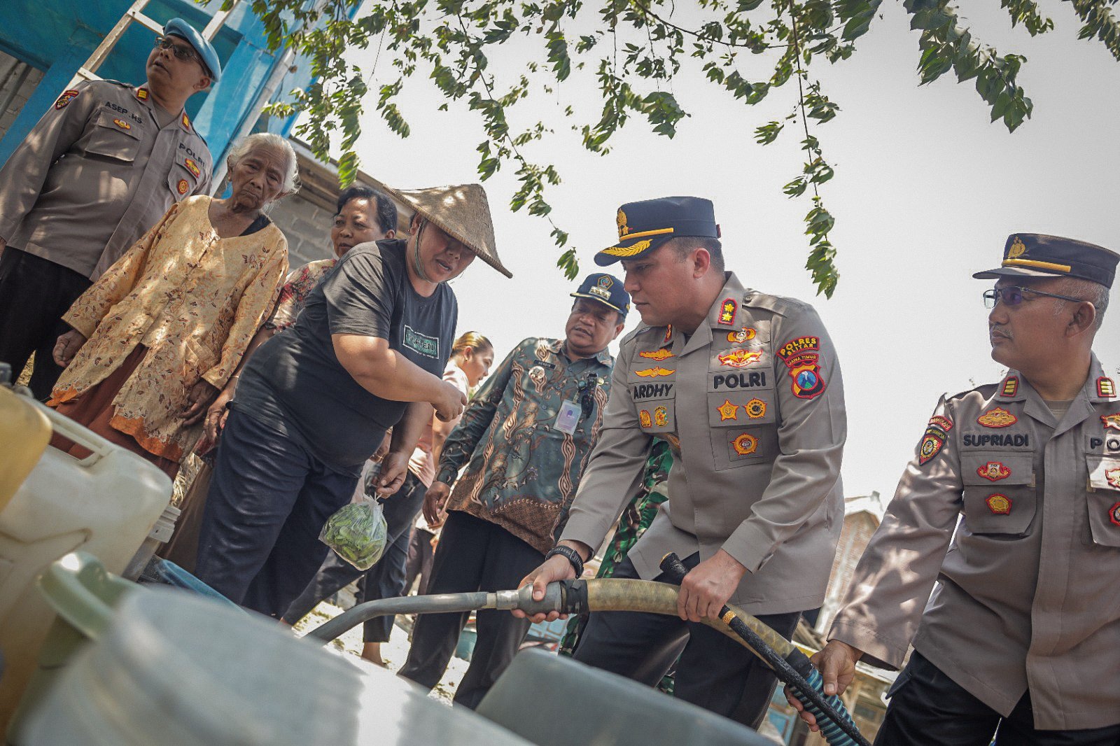 Polres Blitar Salurkan Bantuan Air Bersih dan Sembako bagi Warga Terdampak Kekeringan Polres Blitar Salurkan Bantuan Air Bersih dan Sembako bagi Warga Terdampak Kekeringan