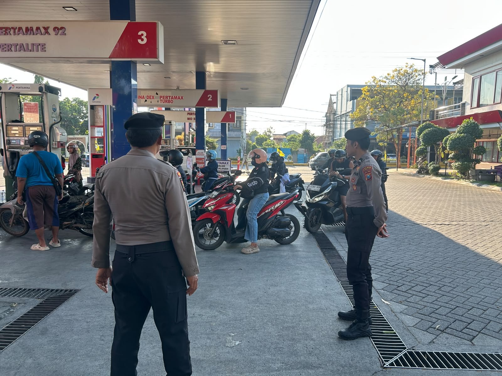 Polisi Bersama Masyarakat, Polres Mojokerto Kota Hadir Melalui Patroli SPBU untuk Jaga Kamtibmas Tetap Kondusif