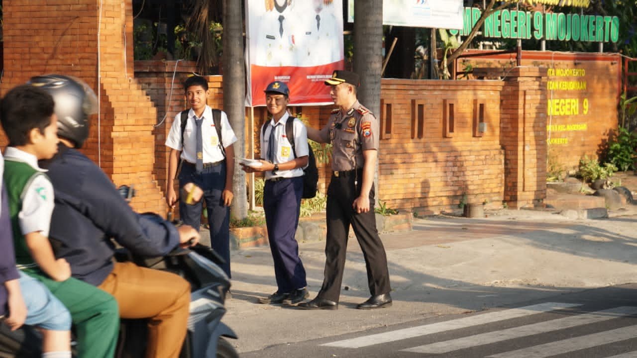 Kapolres Mojokerto Kota Turun Langsung Laksanakan Pengaturan Lalu Lintas di Depan SMPN 9, Wujud Pelayanan Polri kepada Masyarakat