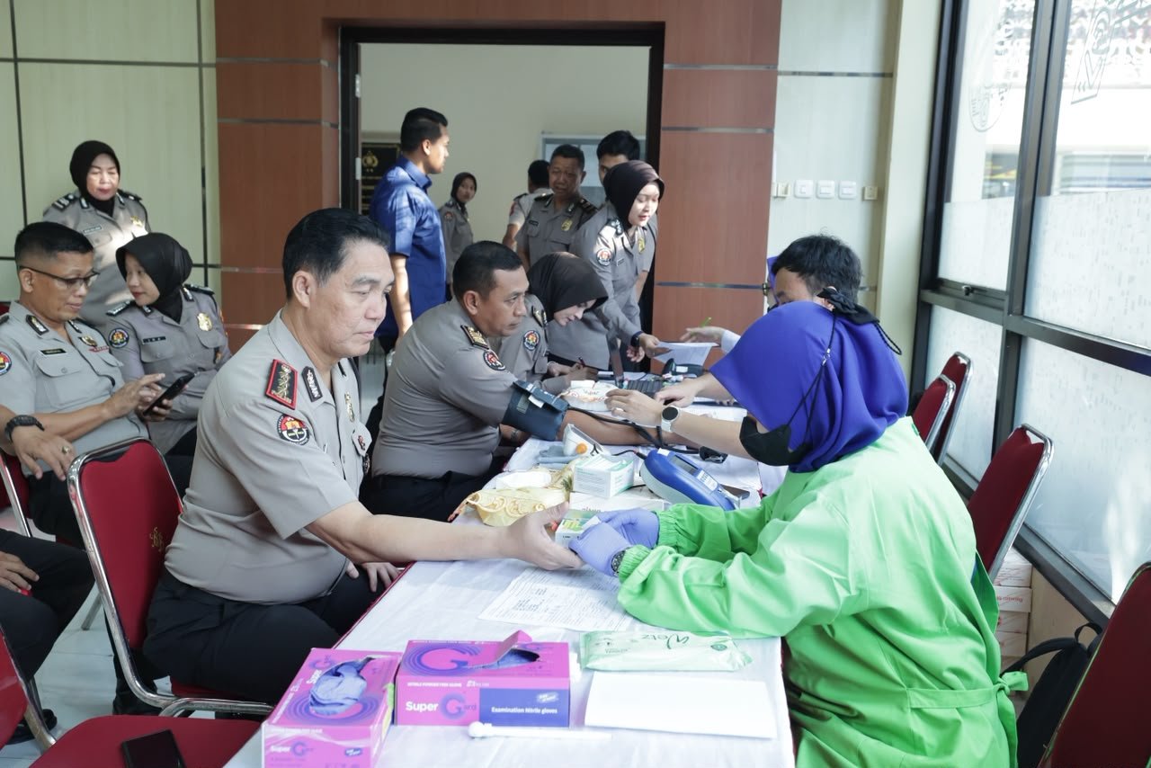 Polda Jatim dan Insan Pers Gelar Donor Darah, Wujud Sinergi Kemanusiaan di Hari Jadi ke-75 Humas Polri Polda Jatim dan Insan Pers Gelar Donor Darah, Wujud Sinergi Kemanusiaan di Hari Jadi ke-75 Humas Polri