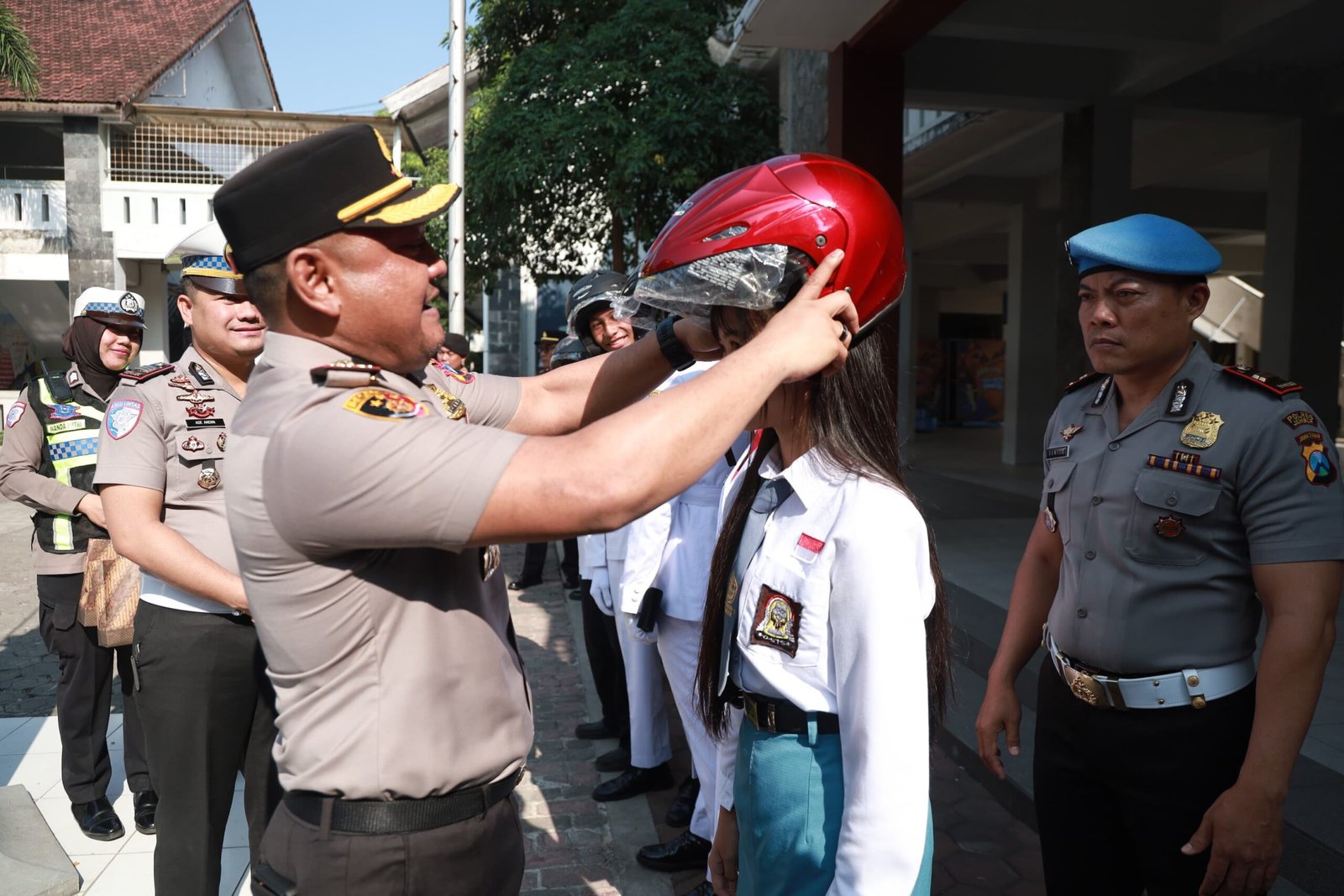 Polisi Bersama Masyarakat: Aksi Simpatik Polres Jember Edukasi Keselamatan Berkendara Polisi Bersama Masyarakat: Aksi Simpatik Polres Jember Edukasi Keselamatan Berkendara