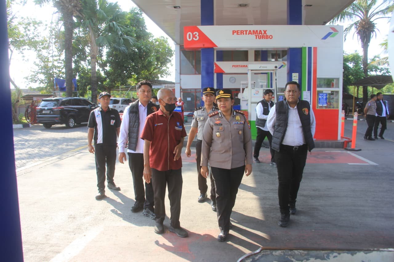 Kapolres Probolinggo Cek SPBU, Pastikan Pelayanan Tertib dan Stok BBM Tersedia Kapolres Probolinggo Cek SPBU, Pastikan Pelayanan Tertib dan Stok BBM Tersedia