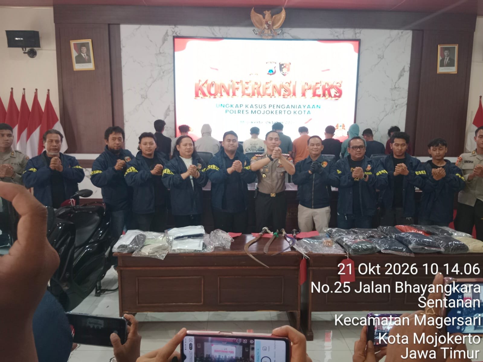 Polres Mojokerto Kota Amankan 21 Orang Terkait Penyerangan di Empunala, Enam Diduga Terlibat Langsung Polres Mojokerto Kota Amankan 21 Orang Terkait Penyerangan di Empunala, Enam Diduga Terlibat Langsung