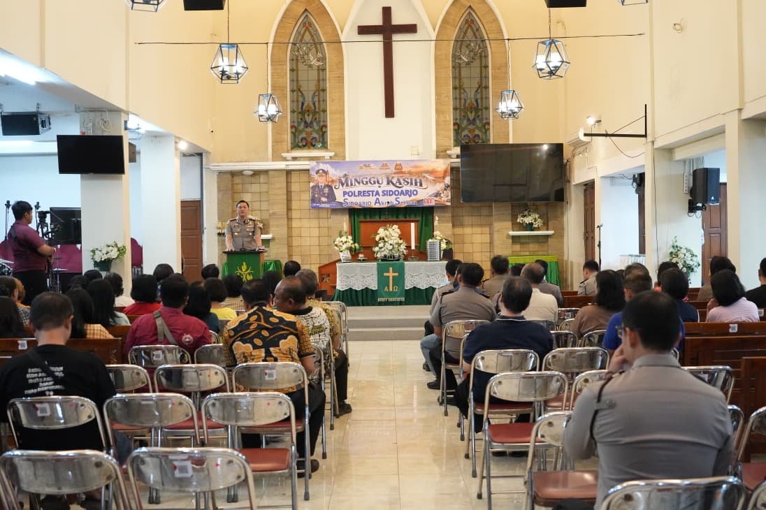 Minggu Kasih Polresta Sidoarjo: Rajut Kehangatan Bersama Jemaat Gereja Demi Kamtibmas Kondusif Minggu Kasih Polresta Sidoarjo: Rajut Kehangatan Bersama Jemaat Gereja Demi Kamtibmas Kondusif