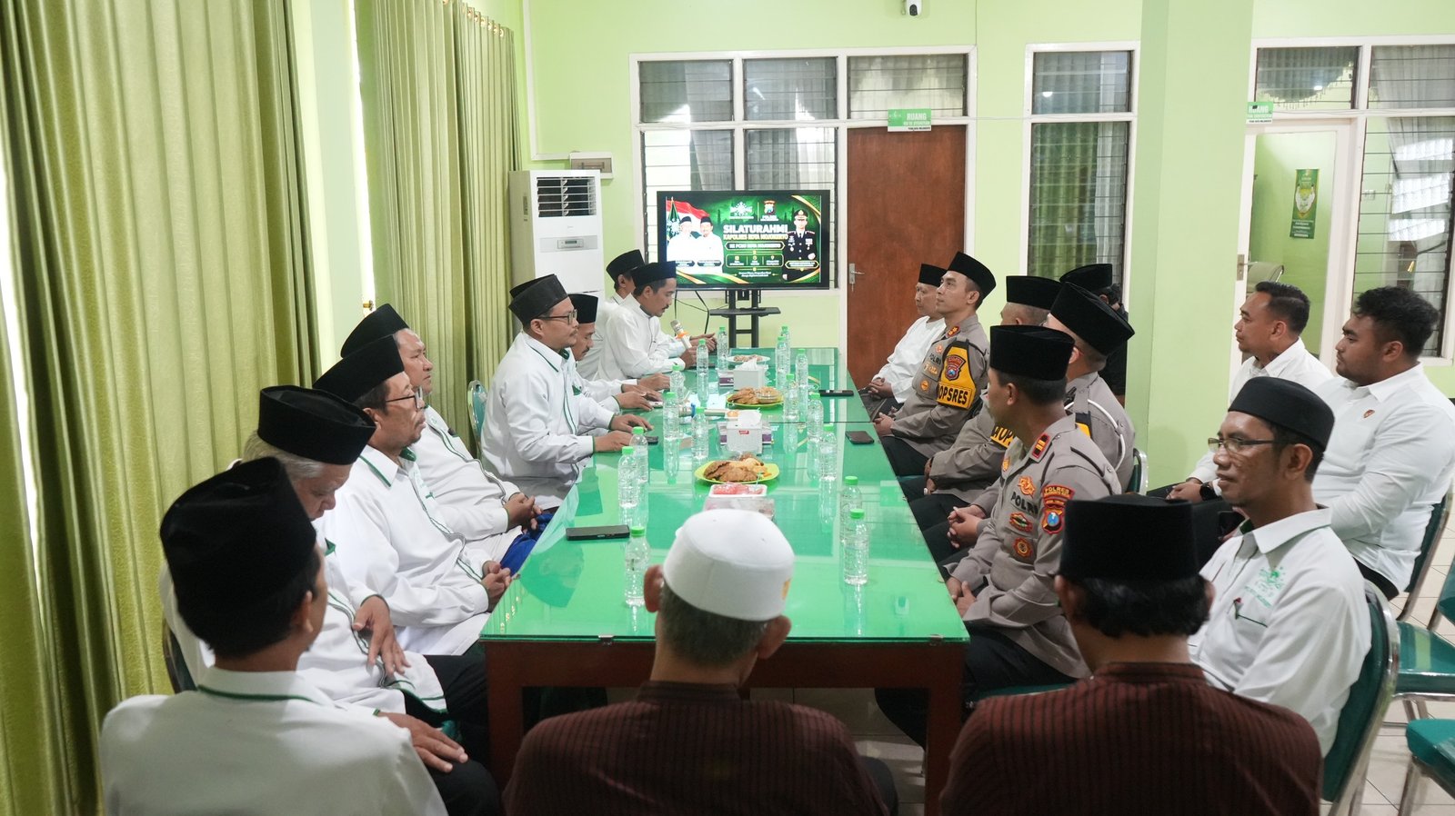 Rawat Sinergitas Polri dan Ulama, Kapolres Mojokerto Kota Silaturahmi ke PCNU Rawat Sinergitas Polri dan Ulama, Kapolres Mojokerto Kota Silaturahmi ke PCNU