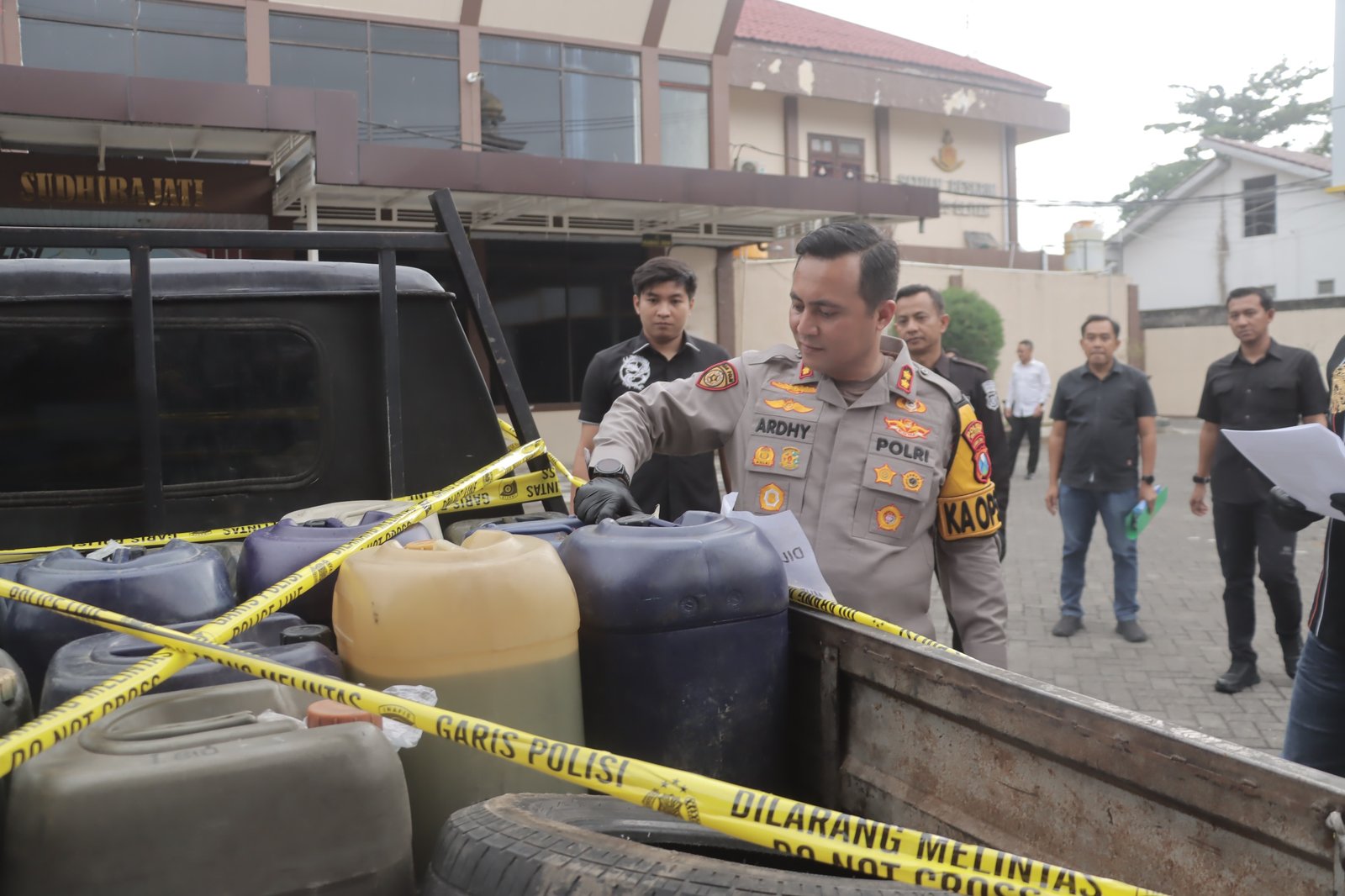 Polres Blitar Ungkap Kasus Dugaan Penimbunan 1.030 Liter BBM Bersubsidi Polres Blitar Ungkap Kasus Dugaan Penimbunan 1.030 Liter BBM Bersubsidi