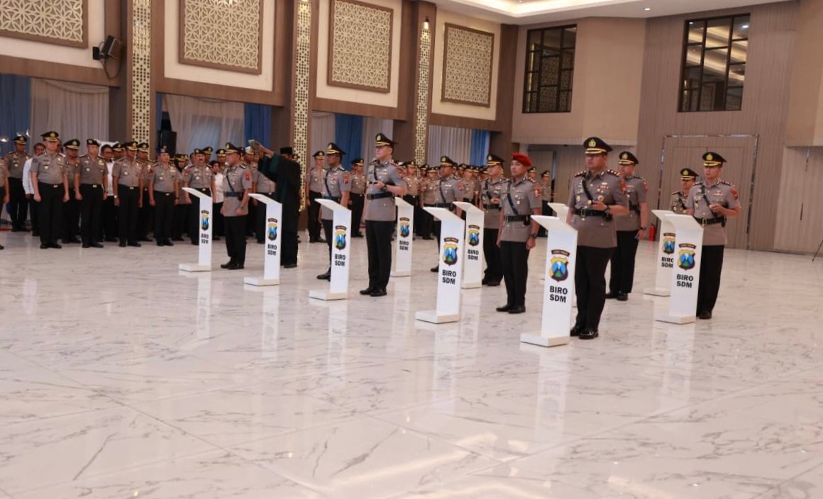 Kapolda Jatim Lantik Wakapolda Baru dan Pimpin Sertijab Sejumlah Kapolres Jajaran