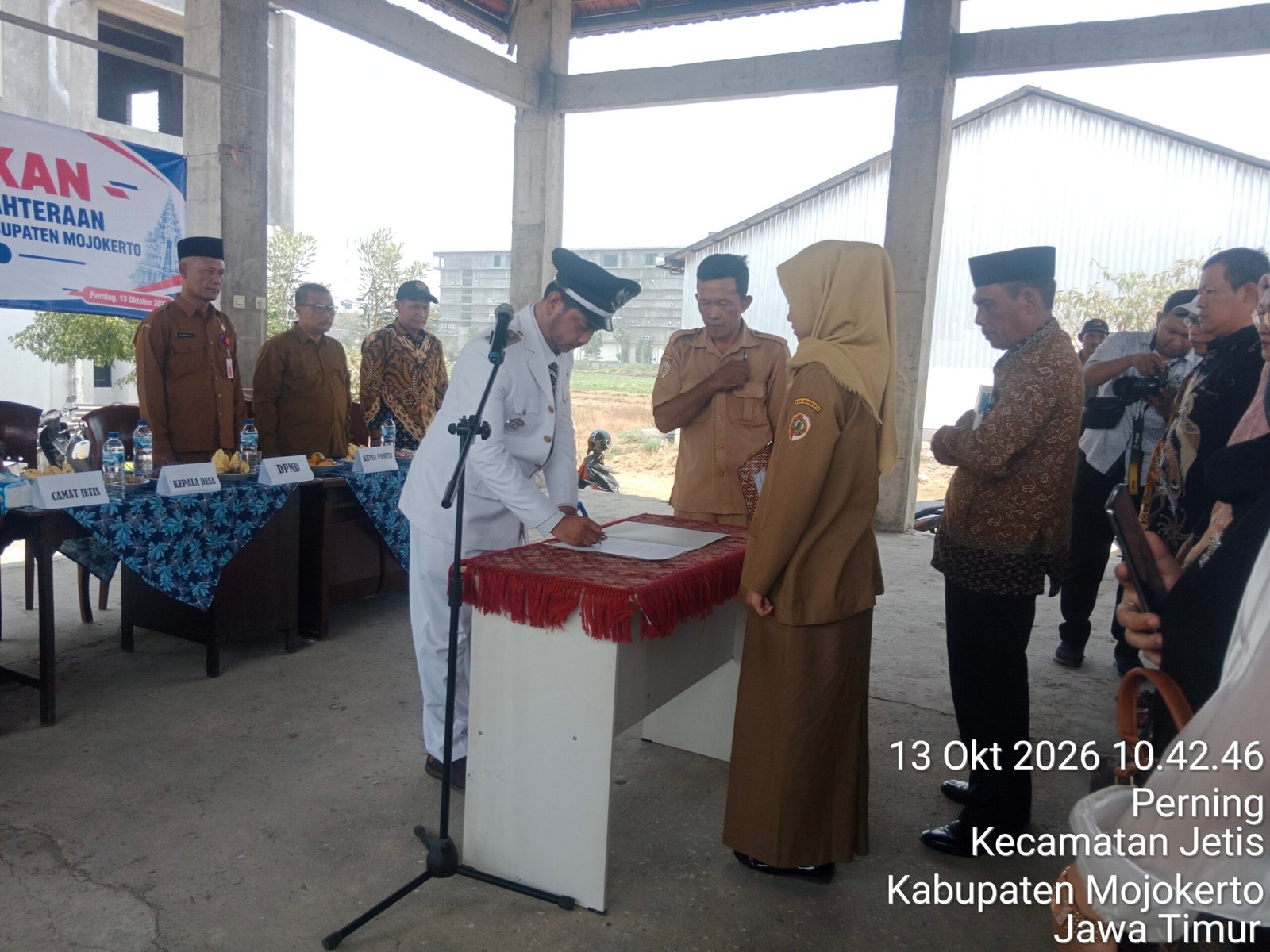 Resmi Dilantik, Veronica Emban Amanah Baru sebagai Kasi Kesejahteraan Desa Perning