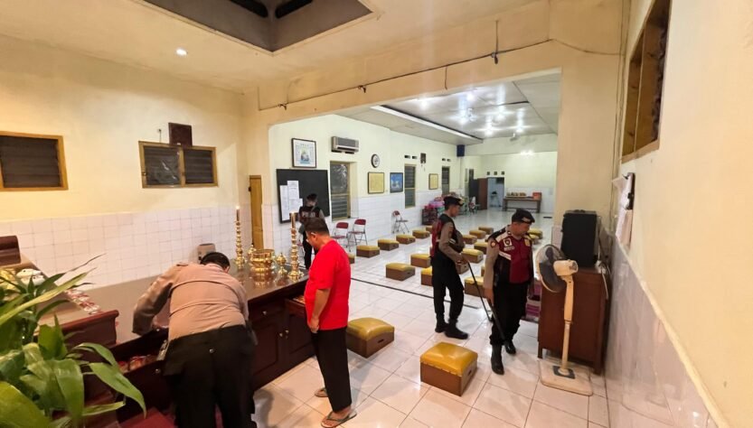 Polres Lumajang Lakukan Sterilisasi Vihara Jelang Perayaan Imlek